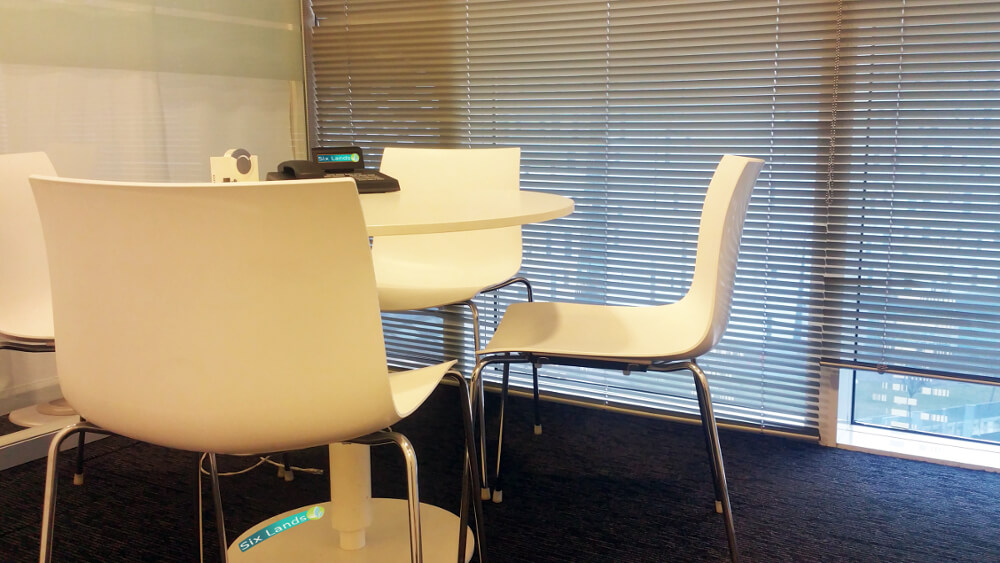 Tavolo della sala riunioni di uno degli uffici di Milano, dopo la pulizia dei nostri addetti. Tavolo della sala riunioni di uno degli uffici di Milano, dopo la pulizia dei nostri addetti.